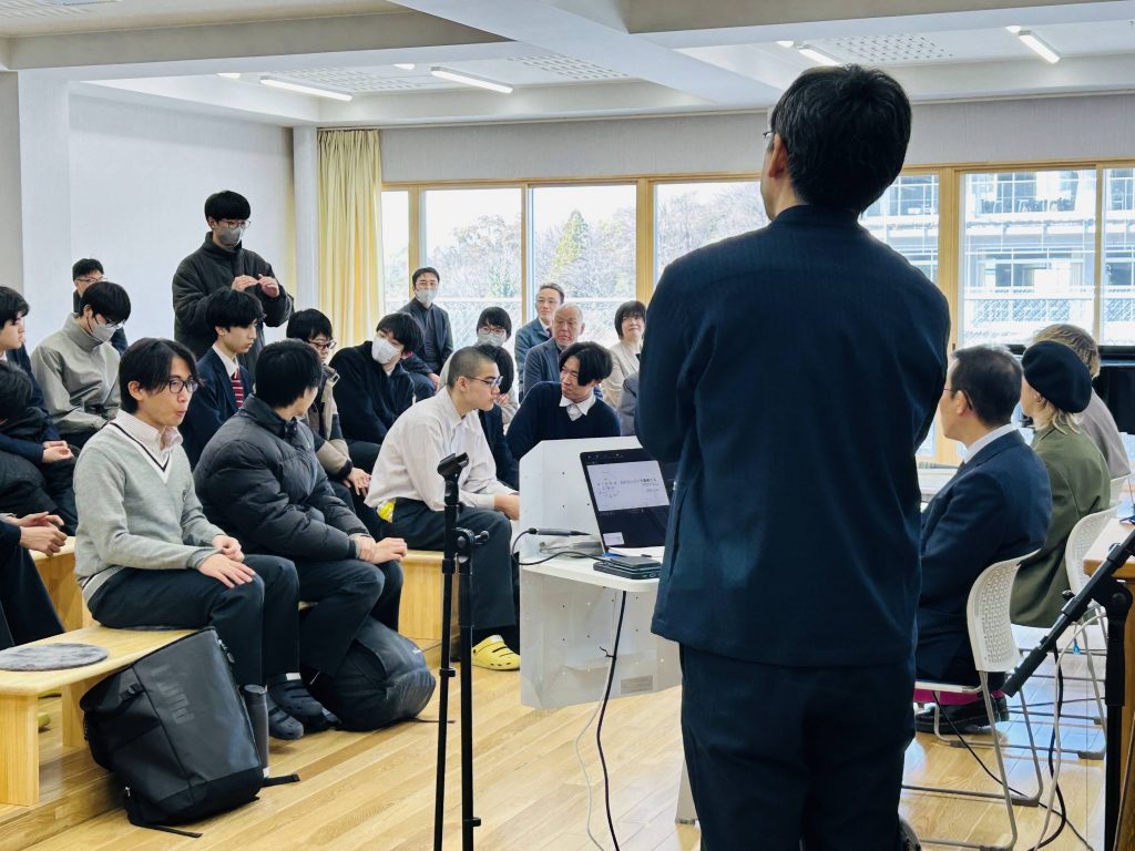 創宙ホールで行われた「心のエンジンを駆動するプログラム」。生徒と大人が同じ目線で語り合う時間となりました。